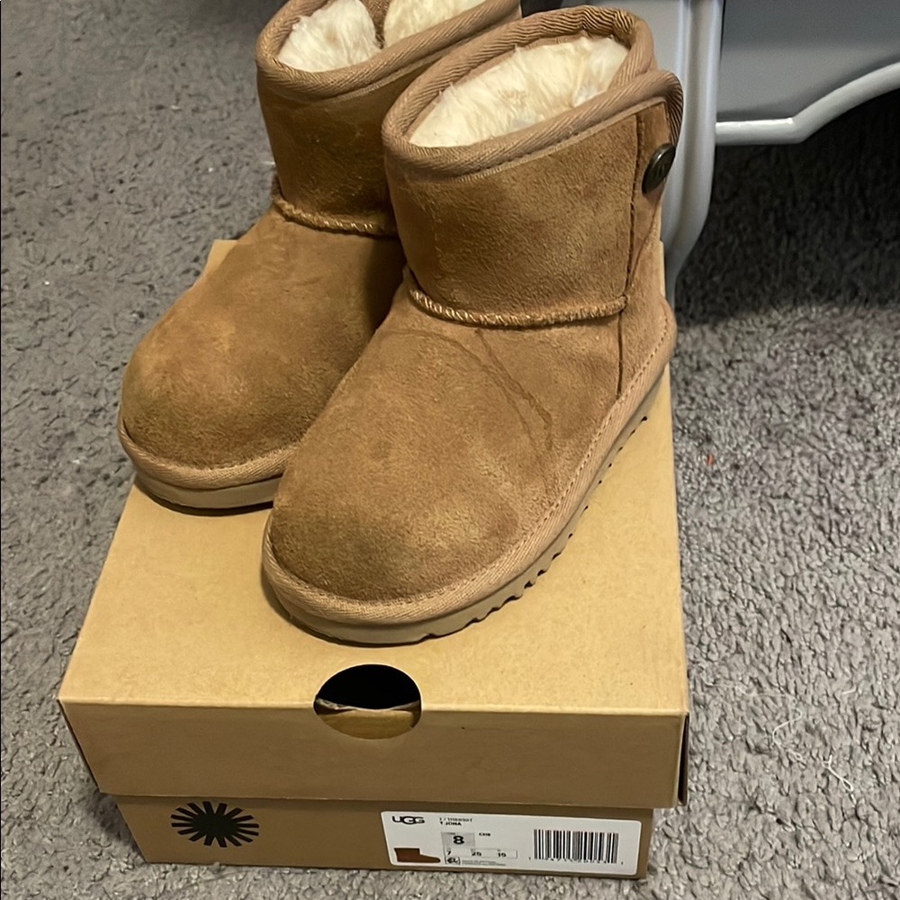 Toddler uggs, size 8